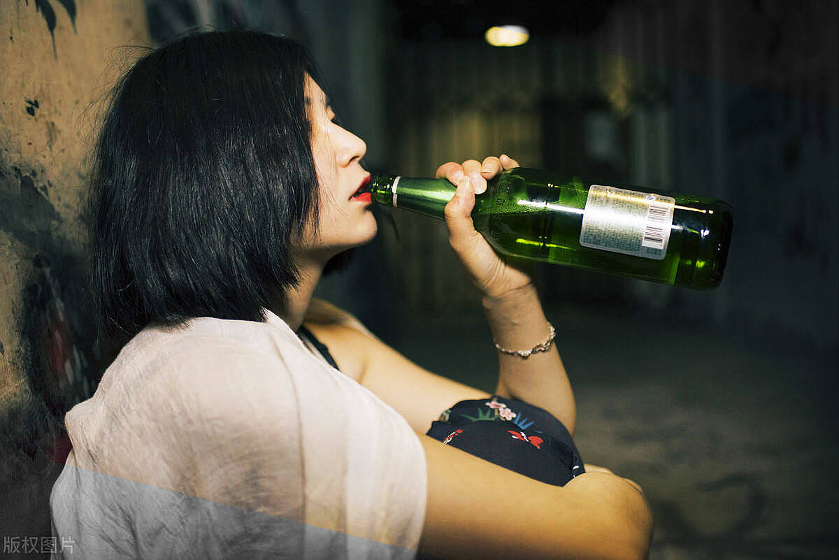 探索醉酒后的心境与行为变化，最新观察与研究